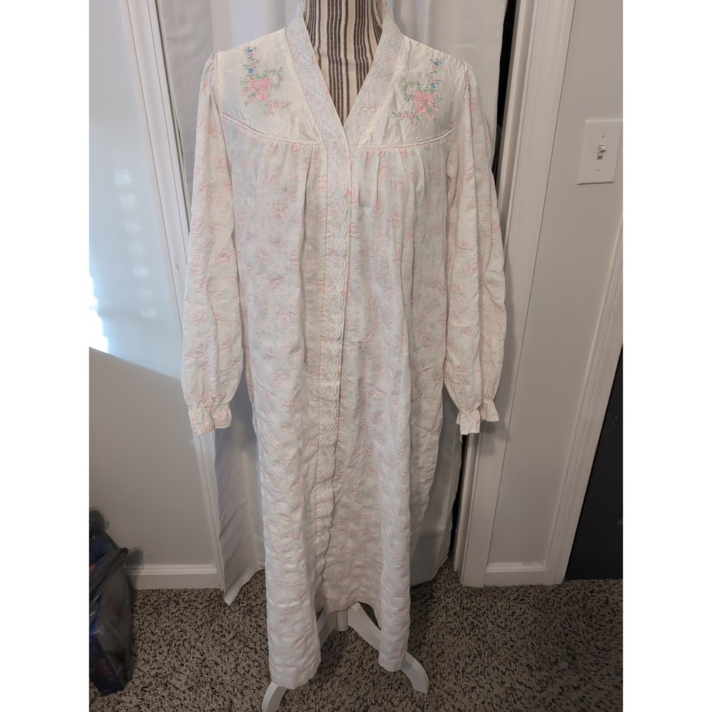 Vtg. Vandemere Cotton Floral‎ Robe Lace Embroidery Snap Front L Granny Cottage